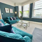 Holiday home Montrose House